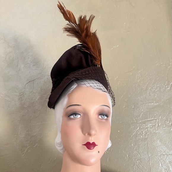 GORGEOUS 1940\'s BROWN FELT HAT WITH GATHERED CROWN, TALL FEATHERS & HALF VEIL main image 8